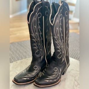 Ariat Balck and White Boots
